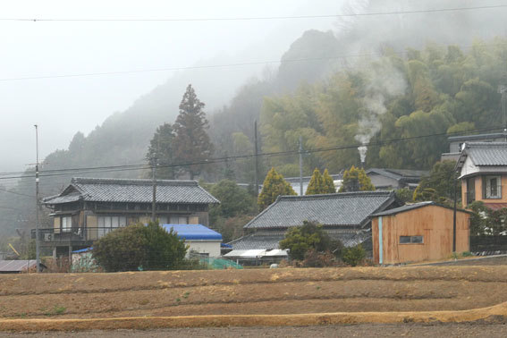 近くて遠きは田舎の道_b0145296_17445363.jpg