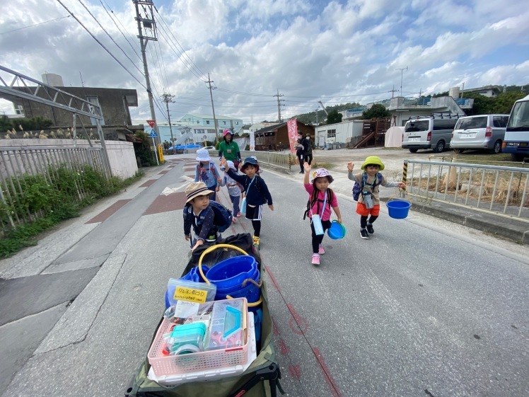 青空ようちえん〔平日〕公園を抜けていろいろな木の実や葉っぱで遊び、海辺ではウミガメにも出会った!(1/27) #中城村 #幼児_d0363878_19375742.jpg