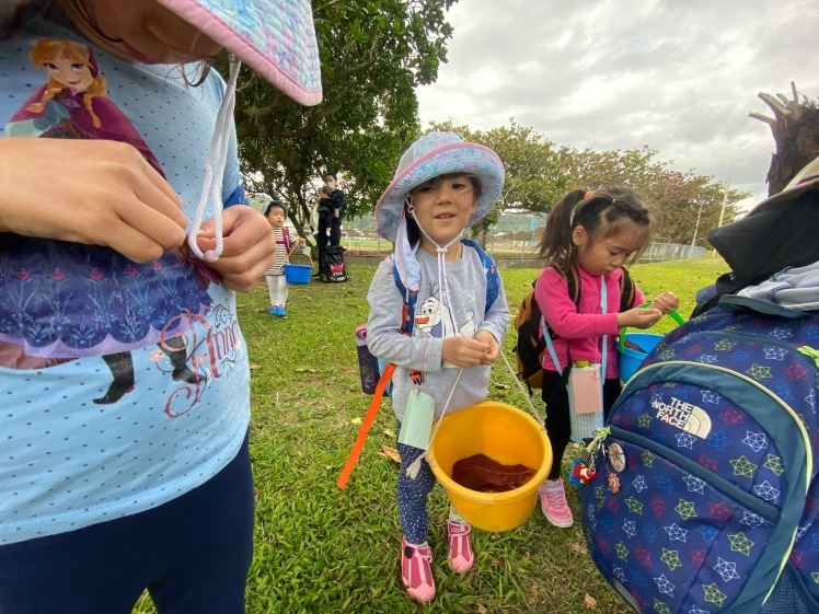 青空ようちえん〔平日〕公園を抜けていろいろな木の実や葉っぱで遊び、海辺ではウミガメにも出会った!(1/27) #中城村 #幼児_d0363878_19384327.jpg