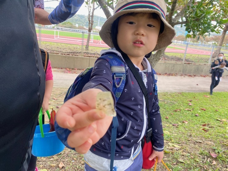 青空ようちえん〔平日〕公園を抜けていろいろな木の実や葉っぱで遊び、海辺ではウミガメにも出会った!(1/27) #中城村 #幼児_d0363878_19384398.jpg