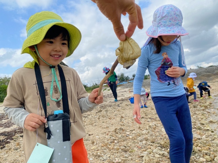 青空ようちえん〔平日〕公園を抜けていろいろな木の実や葉っぱで遊び、海辺ではウミガメにも出会った!(1/27) #中城村 #幼児_d0363878_19402154.jpg