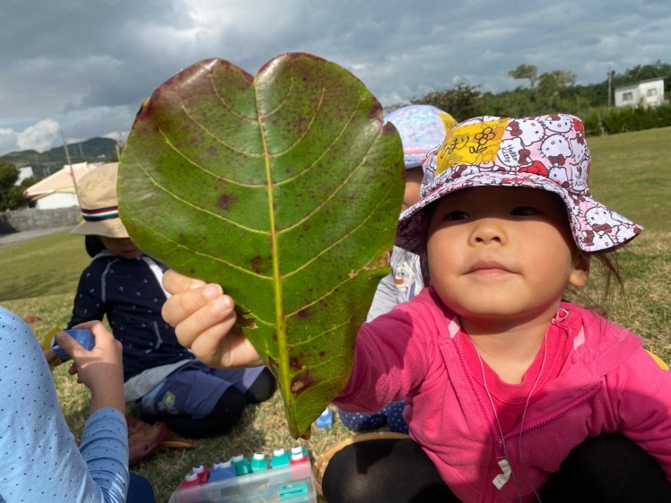 青空ようちえん〔平日〕公園を抜けていろいろな木の実や葉っぱで遊び、海辺ではウミガメにも出会った!(1/27) #中城村 #幼児_d0363878_19411114.jpg
