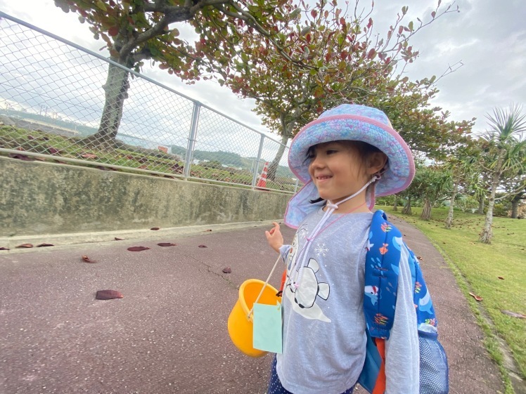 青空ようちえん〔平日〕公園を抜けていろいろな木の実や葉っぱで遊び、海辺ではウミガメにも出会った!(1/27) #中城村 #幼児_d0363878_19411290.jpg