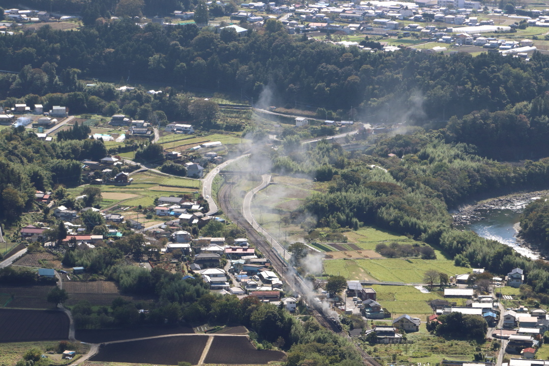 緑濃い季節、線路に漂う煙　- 2020年・上越線 -_b0190710_18144986.jpg