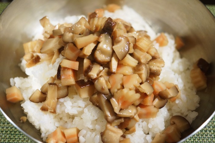 ■ランチ寿司【椎茸と鳴門入りのお稲荷さん】簡単で　これが滅茶美味しかったです♪_b0033423_19160467.jpg
