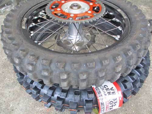 オフ車三昧からの特価タイヤ三昧 笑 バイクパーツ買取 販売 バイクバッテリーのフロントロウ
