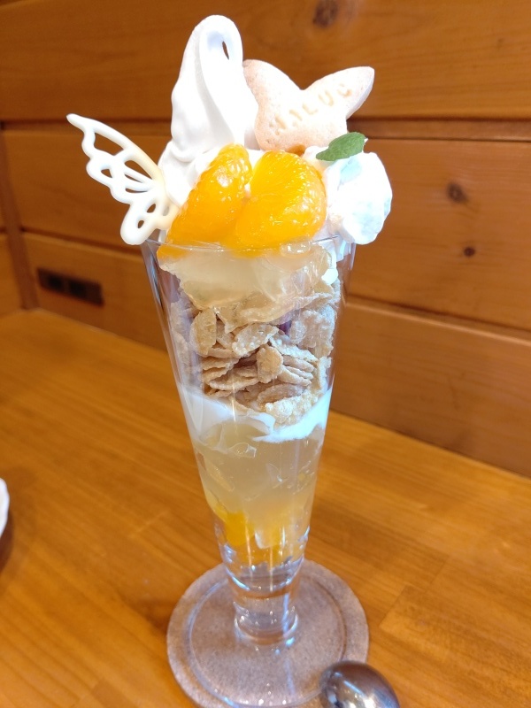 Halu Cafeのみかんパフェとかき氷 Emily Diary