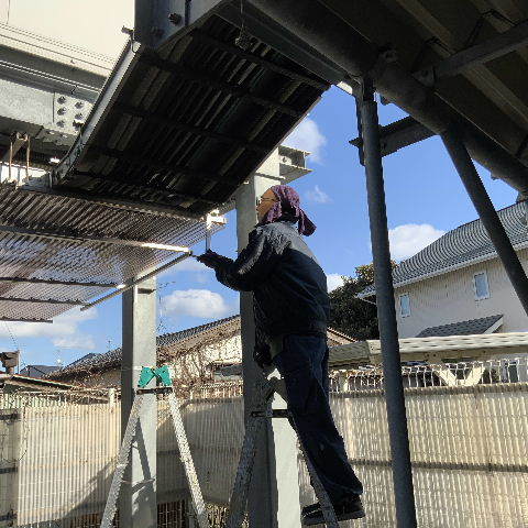 賃貸駐輪場の屋根取り換え工事_f0031037_17221218.jpg