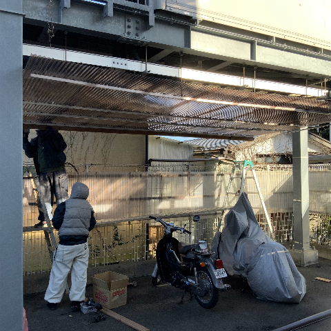 賃貸駐輪場の屋根取り換え工事_f0031037_17225393.jpg