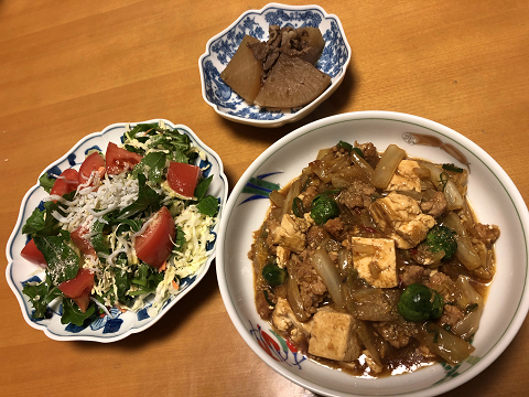 麻婆白菜豆腐と ルッコラとしらすのサラダと 大根煮 それにお味噌汁 かやうにさふらふ 麻婆白菜豆腐と ルッコラとしらすのサラダと 大根煮 それにお味噌汁 かやうにさふらふ