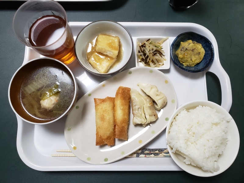 あじさい荘夕食 春巻き 餃子 今日の献立