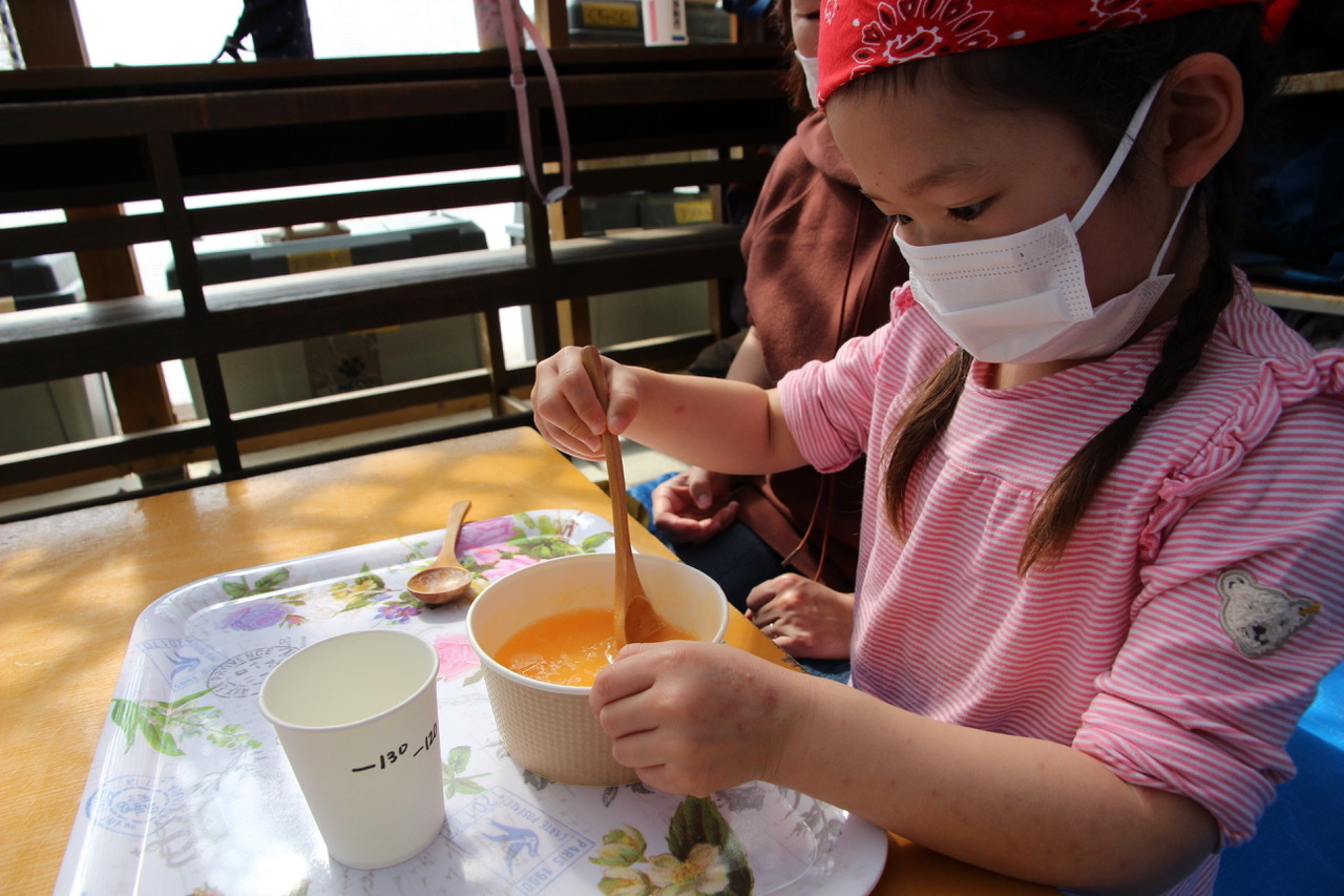 青空ようちえん〔週末〕親子で沖縄そばづくりwith麺家にらい(2/6)今年も並里店長さんに麺作りを教えてもらいました!_d0363878_18030309.jpeg