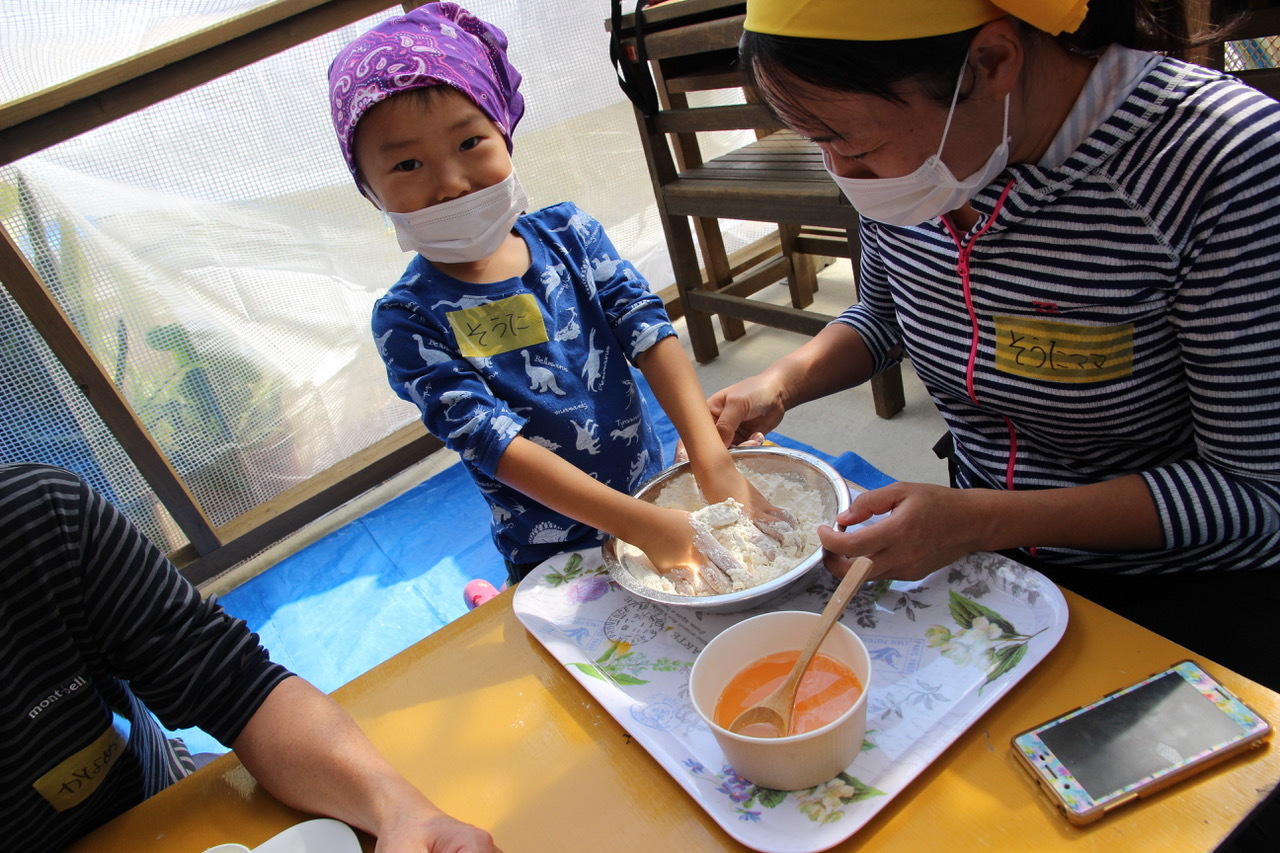 青空ようちえん〔週末〕親子で沖縄そばづくりwith麺家にらい(2/6)今年も並里店長さんに麺作りを教えてもらいました!_d0363878_18030413.jpeg