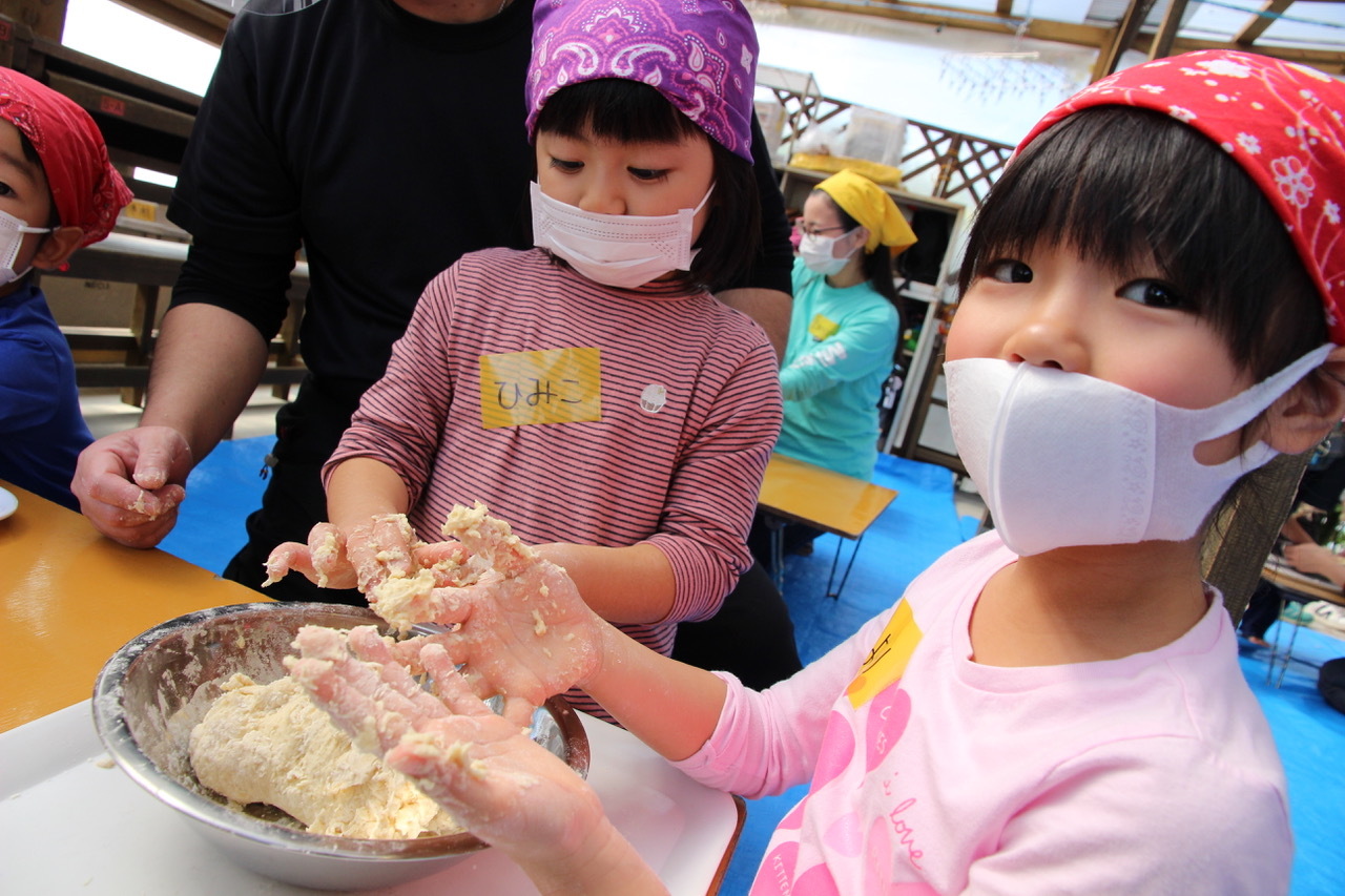 青空ようちえん〔週末〕親子で沖縄そばづくりwith麺家にらい(2/6)今年も並里店長さんに麺作りを教えてもらいました!_d0363878_18033708.jpeg