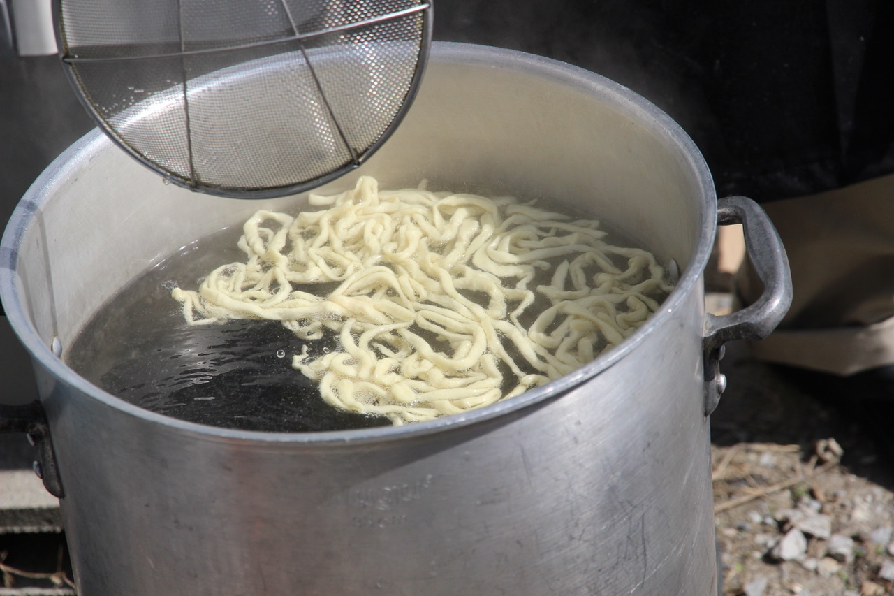 青空ようちえん〔週末〕親子で沖縄そばづくりwith麺家にらい(2/6)今年も並里店長さんに麺作りを教えてもらいました!_d0363878_18035113.jpeg