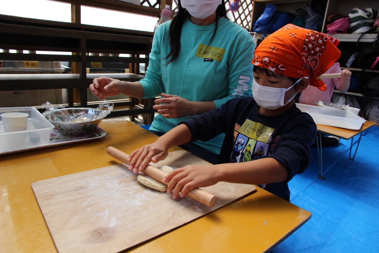 青空ようちえん〔週末〕親子で沖縄そばづくりwith麺家にらい(2/6)今年も並里店長さんに麺作りを教えてもらいました!_d0363878_18040881.jpeg