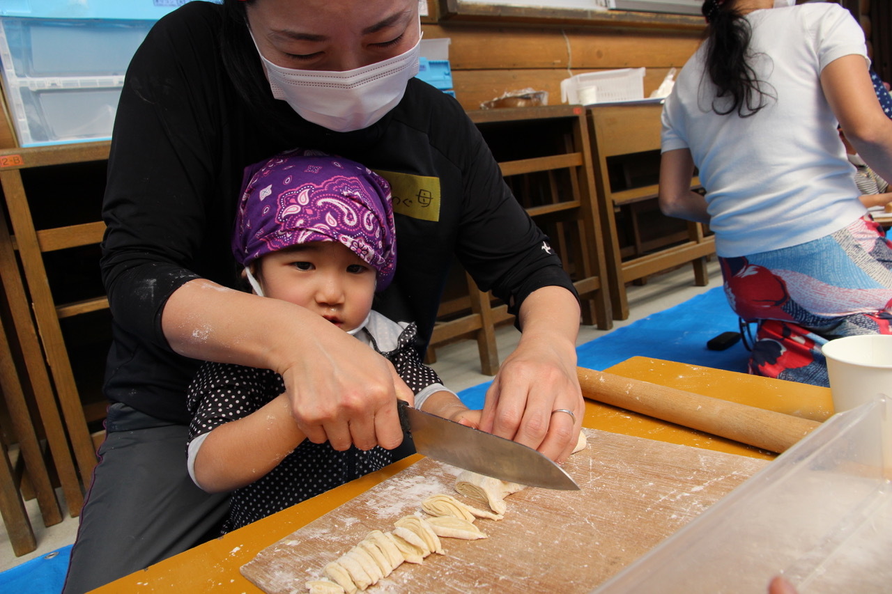 青空ようちえん〔週末〕親子で沖縄そばづくりwith麺家にらい(2/6)今年も並里店長さんに麺作りを教えてもらいました!_d0363878_18042486.jpeg