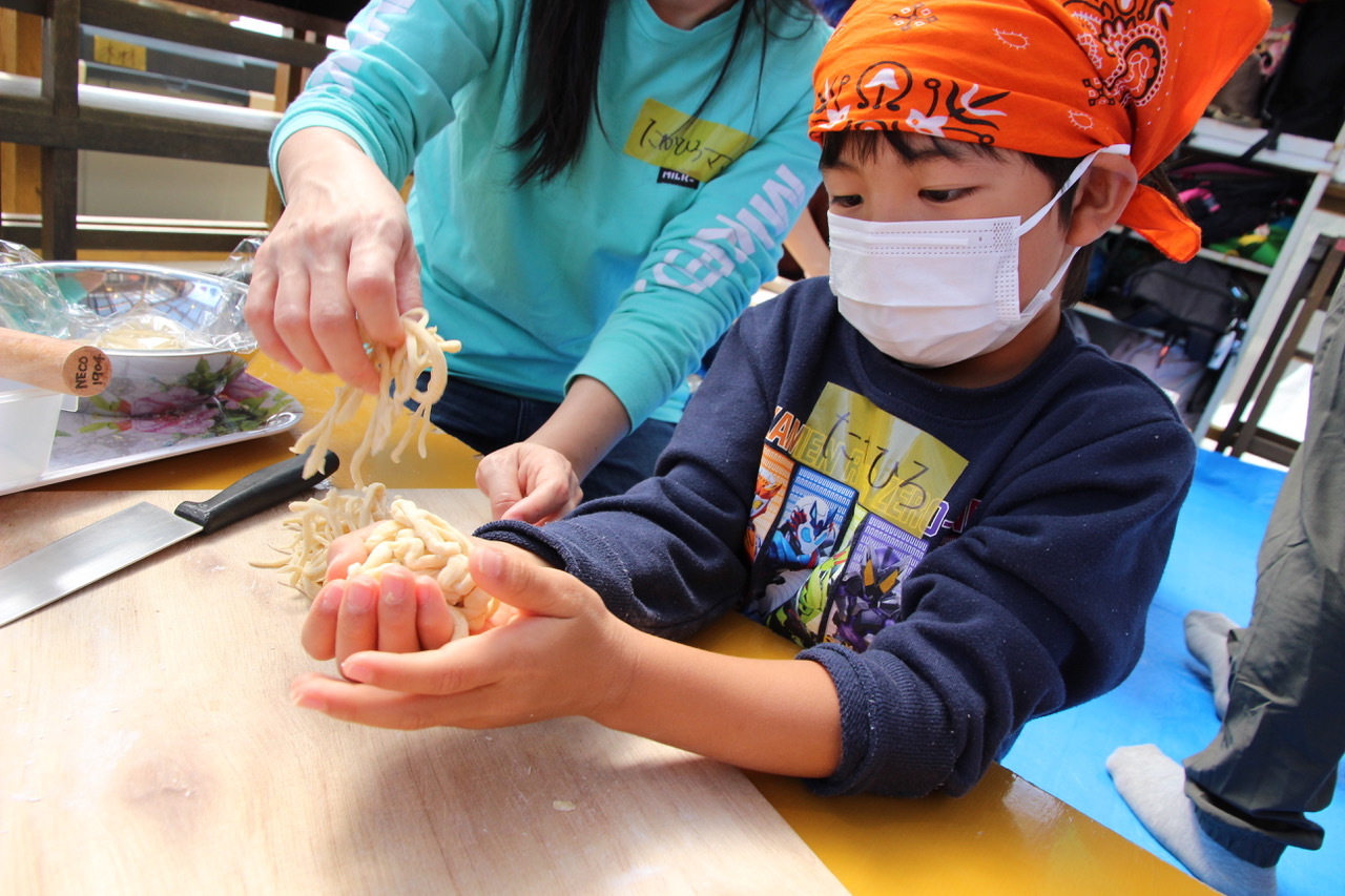 青空ようちえん〔週末〕親子で沖縄そばづくりwith麺家にらい(2/6)今年も並里店長さんに麺作りを教えてもらいました!_d0363878_18043980.jpeg