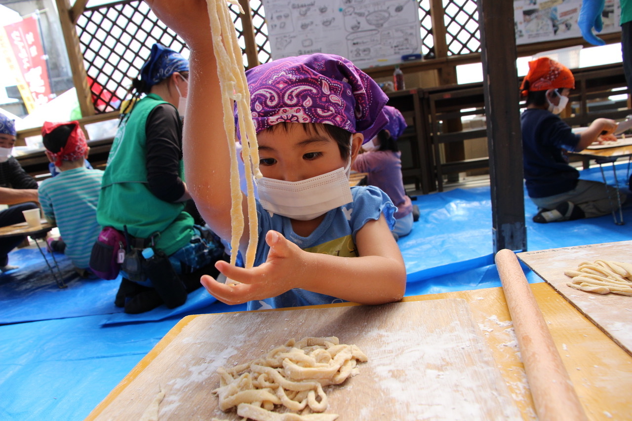 青空ようちえん〔週末〕親子で沖縄そばづくりwith麺家にらい(2/6)今年も並里店長さんに麺作りを教えてもらいました!_d0363878_18044059.jpeg