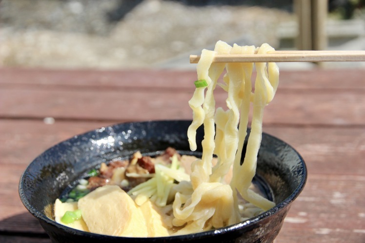 青空ようちえん〔週末〕親子で沖縄そばづくりwith麺家にらい(2/6)今年も並里店長さんに麺作りを教えてもらいました!_d0363878_18205136.jpg