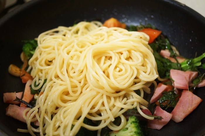 ■晩ご飯【ガーリックパスタ】セリ／ブロッコリー／トマト／ベーコン入りです♪_b0033423_22315203.jpg