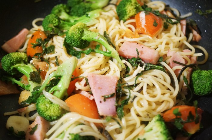■晩ご飯【ガーリックパスタ】セリ／ブロッコリー／トマト／ベーコン入りです♪_b0033423_22322332.jpg