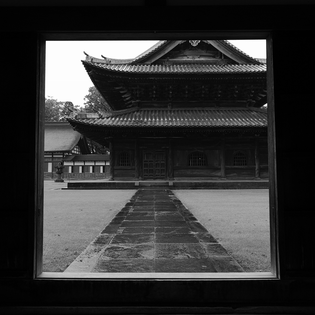 Sun rise to Sun set  LUMIX S5 光を追い求めての旅　Day4　瑞龍寺　その１_f0050534_09262729.jpg