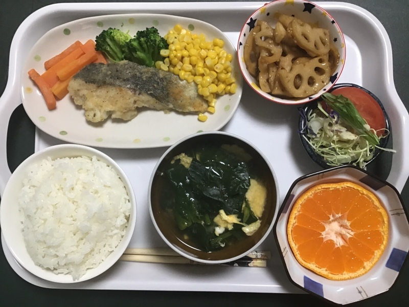 あじさい荘 夕食 タラのムニエル レンコンのきんぴら 野菜サラダ みかん ほうれん草の味噌汁 今日の献立 あじさい荘 夕食 タラのムニエル レンコンのきんぴら 野菜サラダ みかん ほうれん草の味噌汁 今日の献立