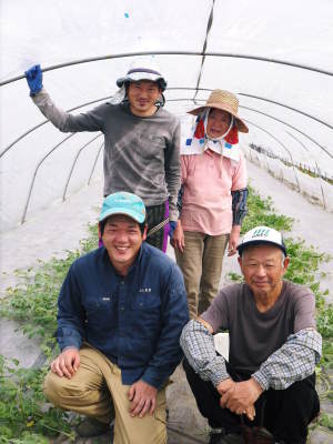 熊本産スイカ！苗床の様子を現地取材（接木の様子）今年も「かんぴょうからスイカ」なんです（後編）_a0254656_13082769.jpg