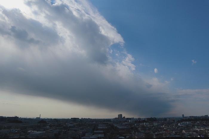 迫る雲の壁 アーチ雲（積雲） : 日々の風景