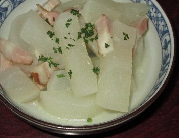 ２月８日 大根とベーコンの煮物 単身赴任だったおじさんの 今晩はこれで飲むぞ