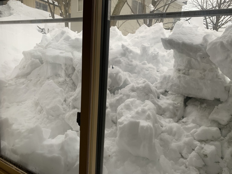 屋根からの落雪で二階の窓が埋まりそう！_b0185375_20575061.jpeg