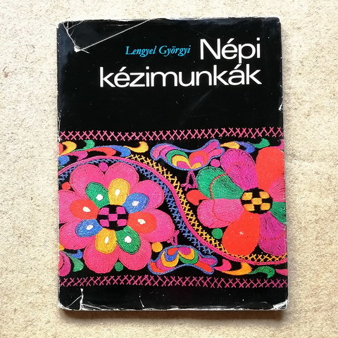 [24035]ハンガリー　ヴィンテージ刺繍本　「NEPI KEZIMUNKAK」 1978_c0317113_17024928.jpg