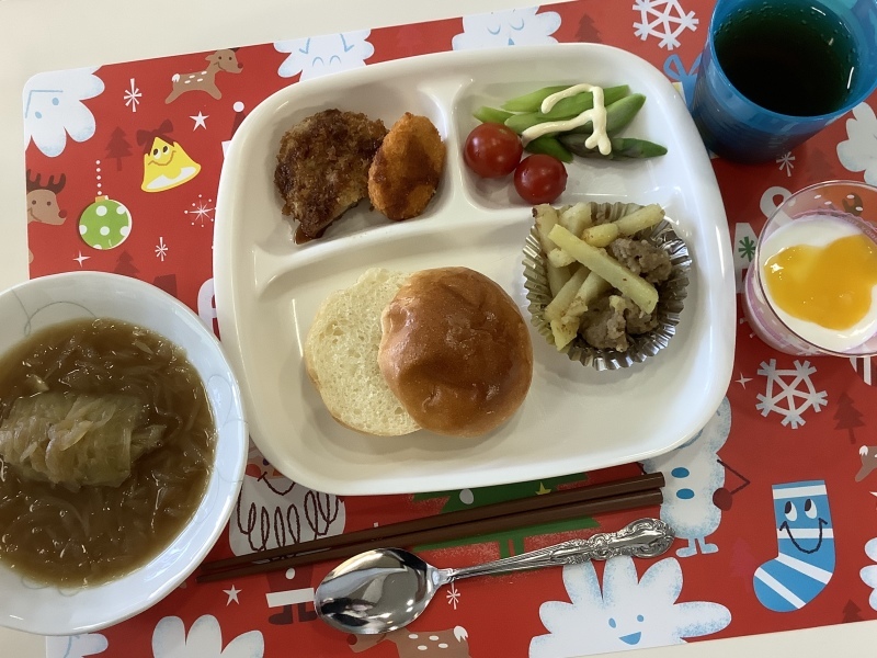 ひだまり工房 昼食 牛肉コロッケとシャケコロッケ アスパラとトマトのミニサラダ ロールキャベツ入りオニオンスープ じゃがいものソテー ヨーグルト 今日の献立 ひだまり工房 昼食 牛肉コロッケとシャケコロッケ アスパラとトマトのミニサラダ ロールキャベツ入りオニオンスープ じゃがいものソテー ヨーグルト 今日の献立