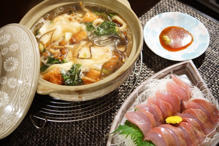 ■晩ご飯【鍋焼き力うどん　焼き餅・なめこ・法蓮草・ごぼう天入り／ブリのお刺身】_b0033423_21473837.jpg