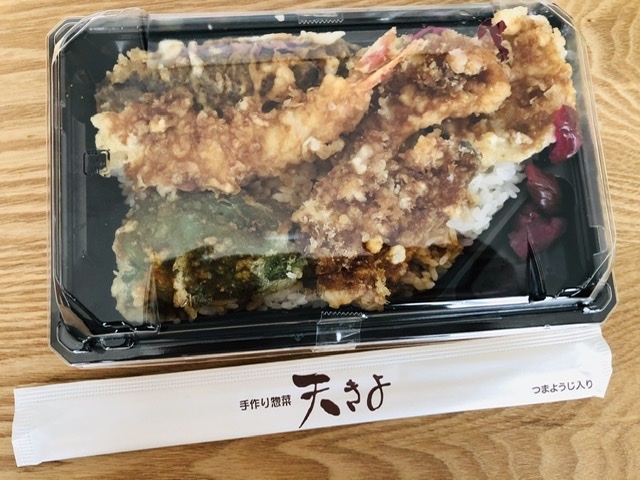 【爺さん向け海鮮丼と婆さん向け天丼】_b0009849_18393846.jpeg