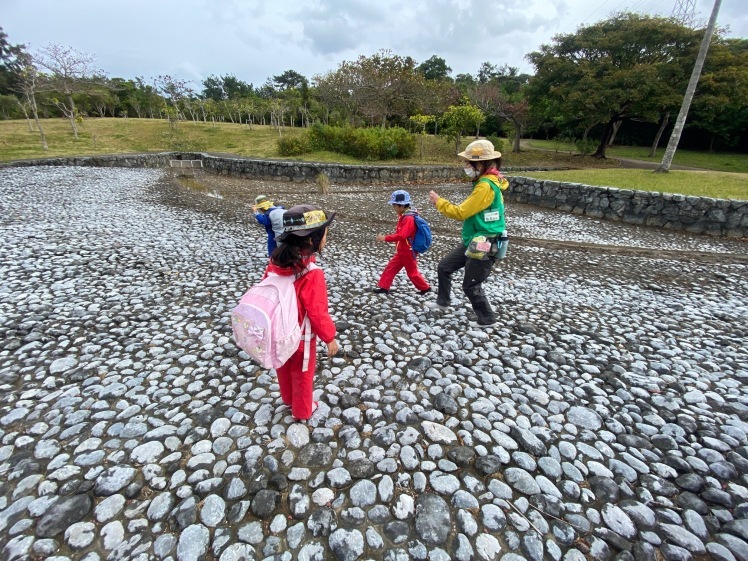 青空ようちえん〔週末〕メダカ池あそび(2/11)雨の日だって青空メンバーは外遊び!って、今日はやばい!池遊びのはずが3kmも歩いた?!_d0363878_18131826.jpg