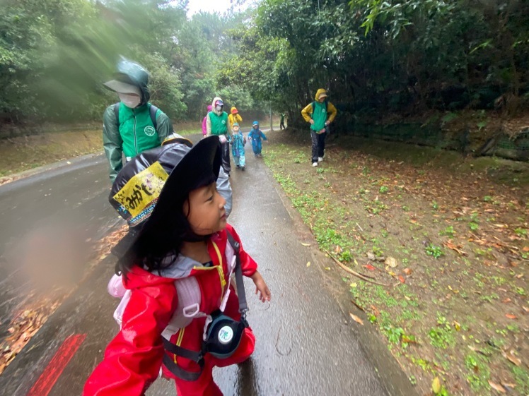 青空ようちえん〔週末〕メダカ池あそび(2/11)雨の日だって青空メンバーは外遊び!って、今日はやばい!池遊びのはずが3kmも歩いた?!_d0363878_18170949.jpg