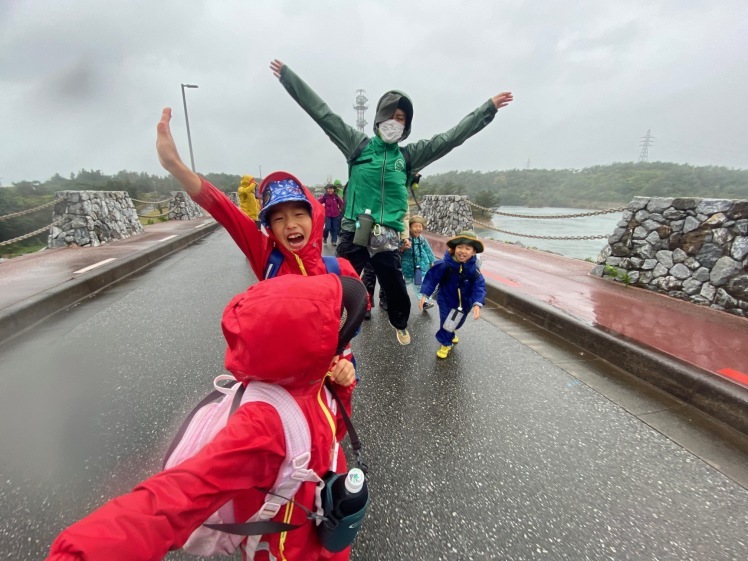 青空ようちえん〔週末〕メダカ池あそび(2/11)雨の日だって青空メンバーは外遊び!って、今日はやばい!池遊びのはずが3kmも歩いた?!_d0363878_18170957.jpg