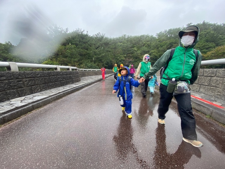 青空ようちえん〔週末〕メダカ池あそび(2/11)雨の日だって青空メンバーは外遊び!って、今日はやばい!池遊びのはずが3kmも歩いた?!_d0363878_18170971.jpg