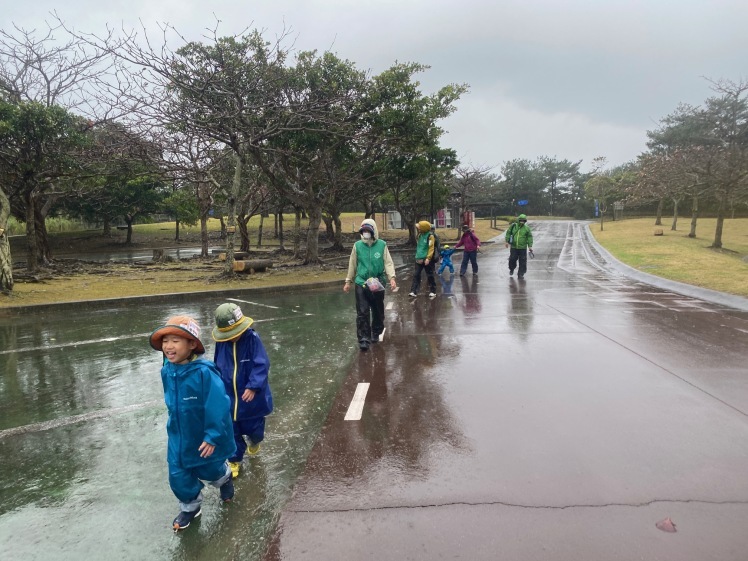 青空ようちえん〔週末〕メダカ池あそび(2/11)雨の日だって青空メンバーは外遊び!って、今日はやばい!池遊びのはずが3kmも歩いた?!_d0363878_18171044.jpg