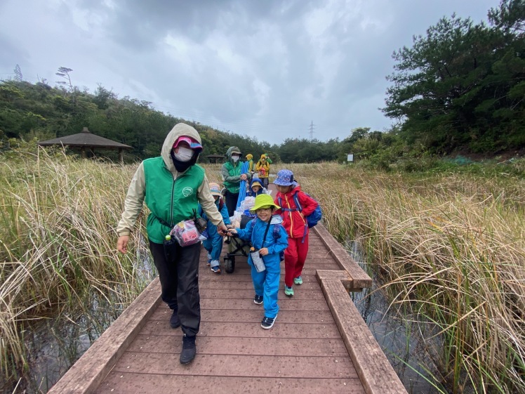 青空ようちえん〔週末〕メダカ池あそび(2/11)雨の日だって青空メンバーは外遊び!って、今日はやばい!池遊びのはずが3kmも歩いた?!_d0363878_18180671.jpg