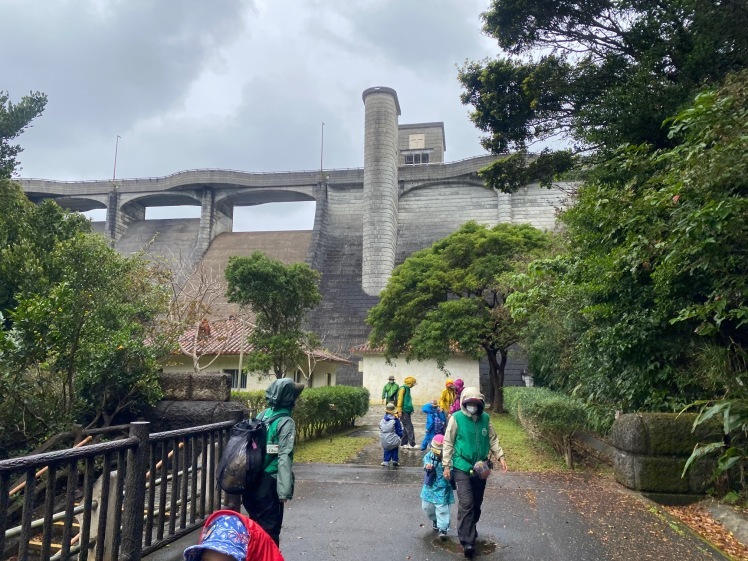 青空ようちえん〔週末〕メダカ池あそび(2/11)雨の日だって青空メンバーは外遊び!って、今日はやばい!池遊びのはずが3kmも歩いた?!_d0363878_18185935.jpg