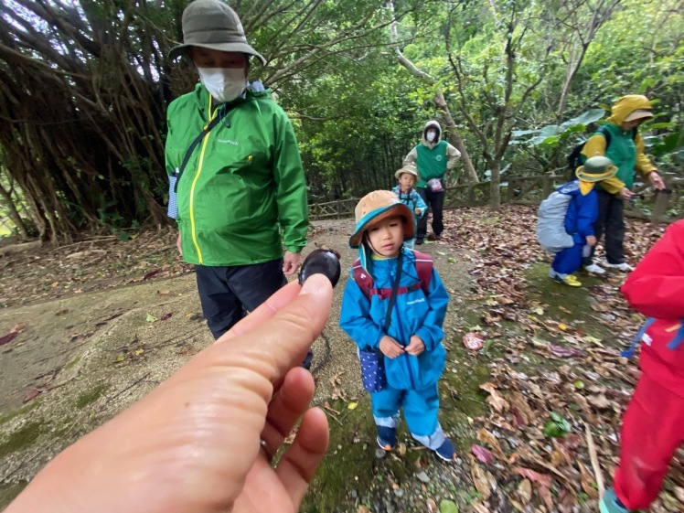 青空ようちえん〔週末〕メダカ池あそび(2/11)雨の日だって青空メンバーは外遊び!って、今日はやばい!池遊びのはずが3kmも歩いた?!_d0363878_18190084.jpg