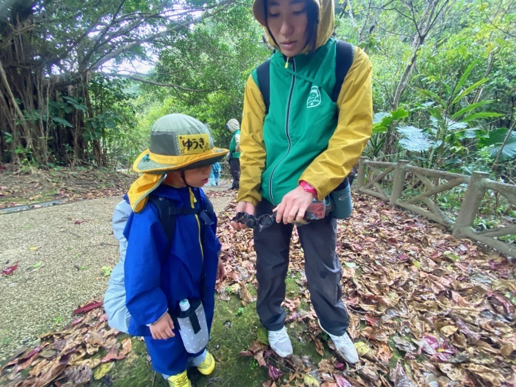 青空ようちえん〔週末〕メダカ池あそび(2/11)雨の日だって青空メンバーは外遊び!って、今日はやばい!池遊びのはずが3kmも歩いた?!_d0363878_18190088.jpg