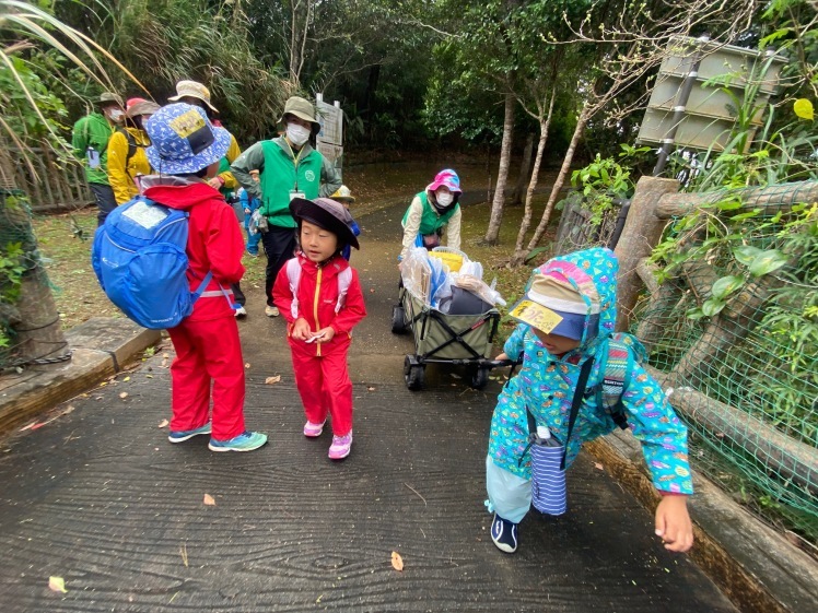 青空ようちえん〔週末〕メダカ池あそび(2/11)雨の日だって青空メンバーは外遊び!って、今日はやばい!池遊びのはずが3kmも歩いた?!_d0363878_18195608.jpg