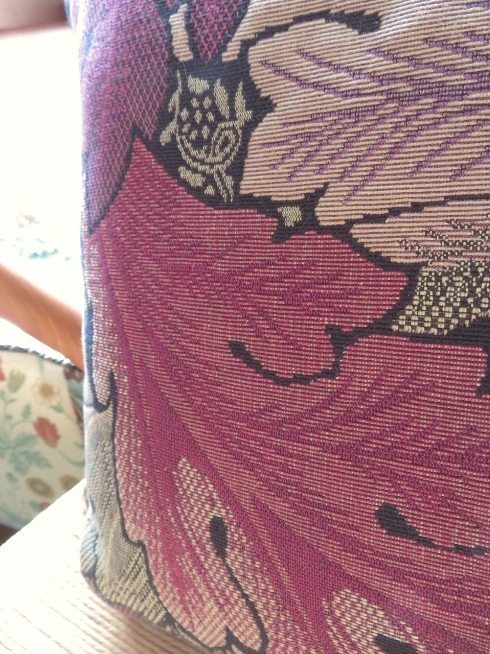 ウィリアムモリス『Acanthus Tapestry・アカンサス タペストリー』のクッションを納めました モリス正規販売店のブライト_c0157866_16570261.jpg