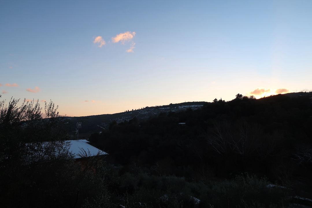 雪降ってきれい夕空には二日月_f0234936_08311106.jpg
