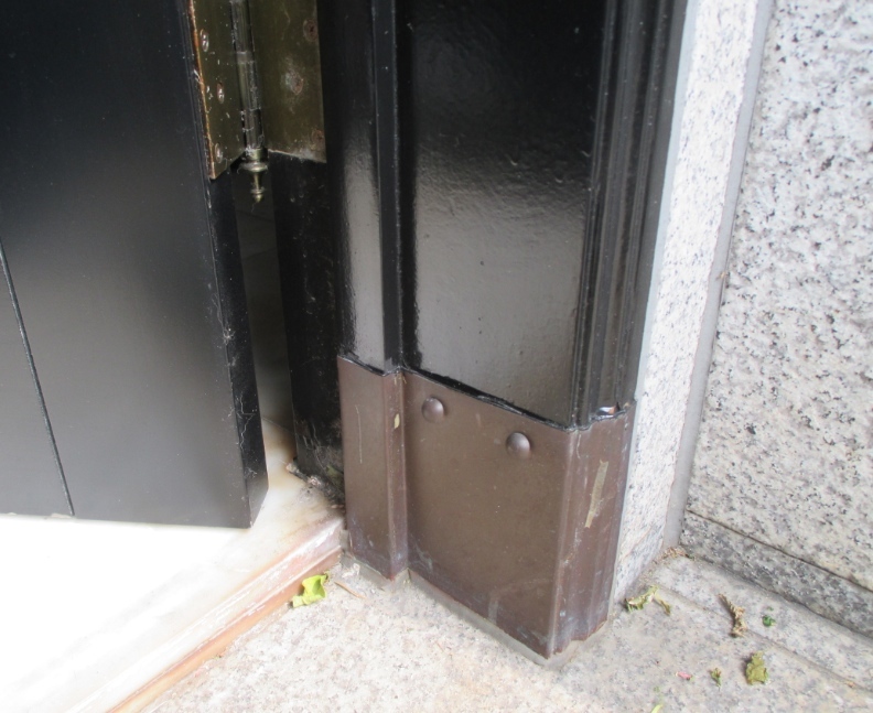 玄関ドア枠の補修工事を承りました　モリス正規販売店のブライト_c0157866_14373841.jpg