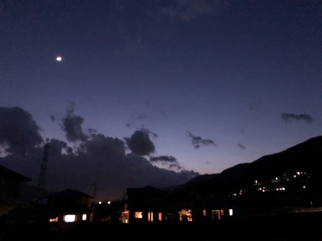 吹き飛ばされそうな、暴風の夜。_a0394574_21454442.jpeg